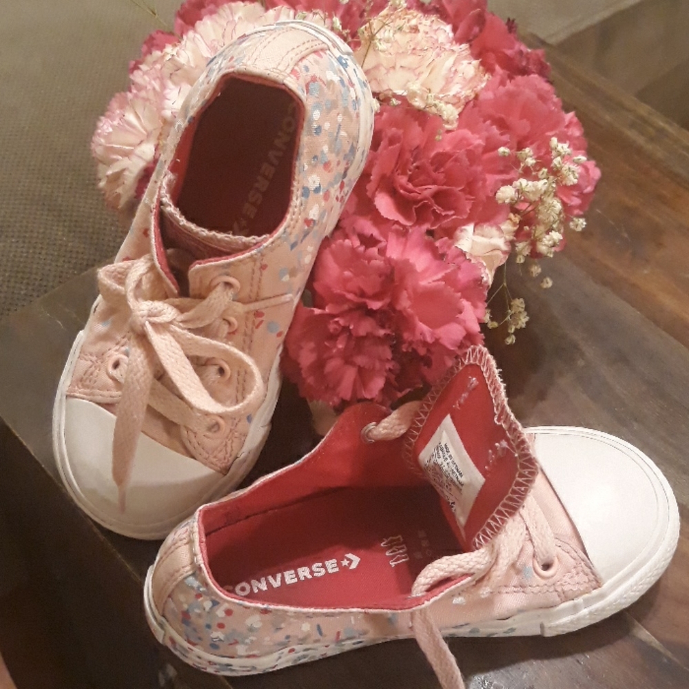 Girl pink converse